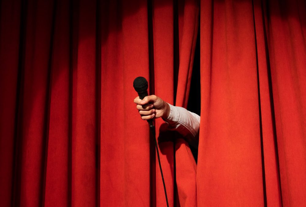 Jangan Asal Pakai Materi Stand Up Comedy Milik Komika Lain, Ini Konsekuensi Hukum yang Mengintai!